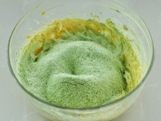 7、#曲奇菜谱秀#抹茶曲奇,低筋面粉和抹茶粉混合均匀筛入黄油中