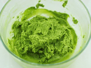 8、#曲奇菜谱秀#抹茶曲奇,用刮刀拌匀至无干面粉状态