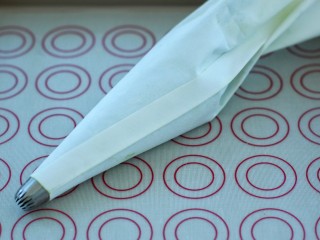 9、#曲奇菜谱秀#抹茶曲奇,裱花袋装上十八齿裱花嘴，然后放入面糊