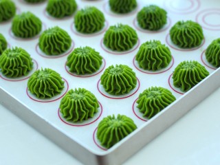 11、#曲奇菜谱秀#抹茶曲奇,在烤盘中挤上曲奇花纹