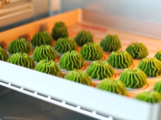 12、#曲奇菜谱秀#抹茶曲奇,将曲奇放入烤箱中层烤约15分钟