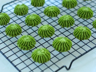 13、#曲奇菜谱秀#抹茶曲奇,出炉后移至烤网晾凉食用