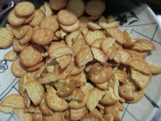 2、雪花酥,饼干掰小块，我买的专门雪花酥的台湾饼干