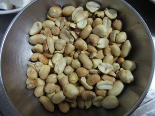 3、雪花酥,花生米烤熟去皮