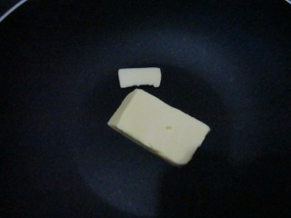 6、雪花酥,无盐黄油，取需要的量放入不沾锅中