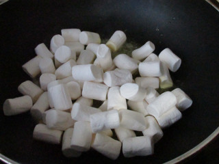 8、雪花酥,放入棉花糖，继续小火加热