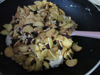 12、雪花酥,放入备好的饼干、蔓越莓干、花生碎