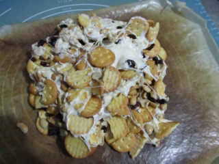 13、雪花酥,倒到油布上，反复按压几次，让食材混合均匀