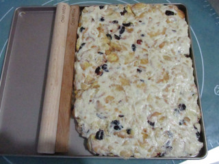 14、雪花酥,放入不沾烤盘中擀压平整，然后表面撒上奶粉，做出雪花。