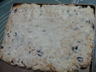 15、雪花酥,稍微晾凉后翻面，也撒上奶粉