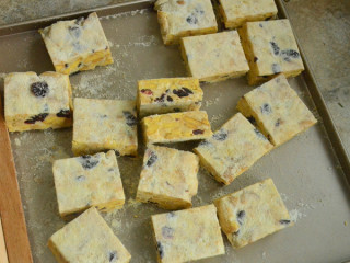 16、雪花酥,晾凉后放在案板上，用尺竿比着切成块