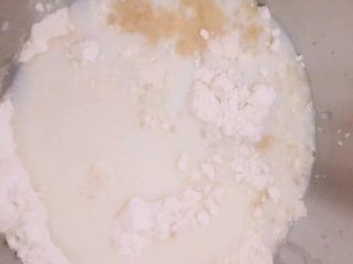 1、老式面包,将酵头里的原料混合后发酵