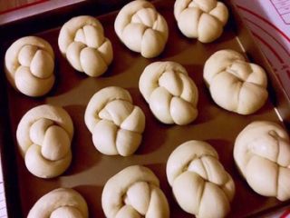 11、老式面包,摆放在烤盘里进行第二次发酵