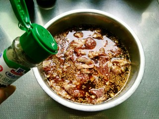 2、秘制烤牛肉披萨,用半盆凉白开，按照材料表上写的，放入腌牛肉的调料，放切好的牛肉，搅拌均匀腌渍5个小时，也可以冰箱冷藏一晚，更入味哦