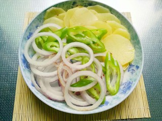 9、秘制烤牛肉披萨,煸去水份，略显金黄的蔬菜盛盘备用