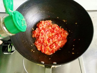 13、秘制烤牛肉披萨,洋葱番茄已炒成酱，关火撒2克黑胡椒粉，拌匀盛出备用