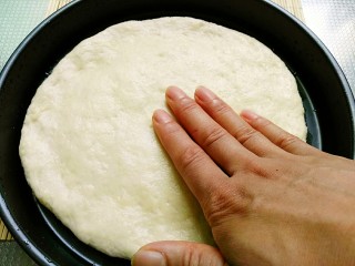 14、秘制烤牛肉披萨,面已发好，将披萨盘上抹一层黄油，发好的面放在盘里，用手一边转一边向边缘推