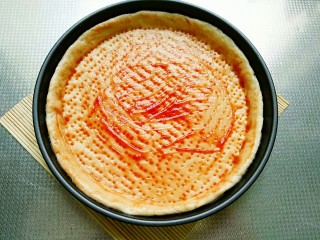 16、秘制烤牛肉披萨,刷一层番茄酱，烤箱预热180度上下火烤7分钟