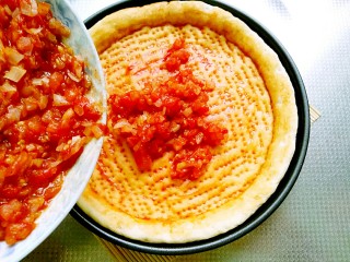 17、秘制烤牛肉披萨,披萨取出，倒上二分之一自制番茄酱抹匀