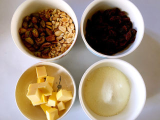 1、雪花酥,准备好果干、黄油和奶粉。