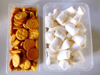 2、雪花酥,准备好饼干和棉花糖。