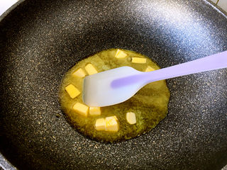 3、雪花酥,开小火，黄油放入不粘锅内。