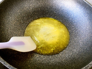 4、雪花酥,加热至融化。