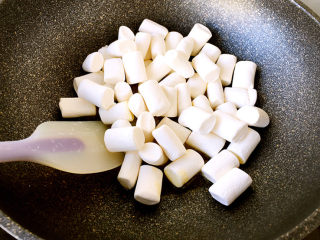 5、雪花酥,迅速放入棉花糖。