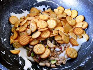 9、雪花酥,接着加入饼干。