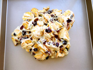 11、雪花酥,把雪花酥团倒入不粘烤盘内。