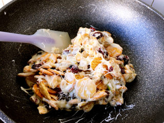 10、雪花酥,从下往上，从外往里的简单翻拌几下。