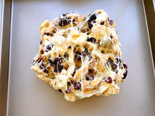 12、雪花酥,用双手不停往外翻，直到饼干和坚果料都被千丝万缕的糖包裹住。