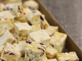 15、雪花酥,放凉后，用锯齿刀把雪花酥切成大小一致的块状，可根据自己的喜好来决定切块的大小。