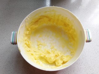 1、爱心果酱夹心饼干,黄油室温软化后加入盐和糖粉，用打蛋器打发至蓬松发白状态