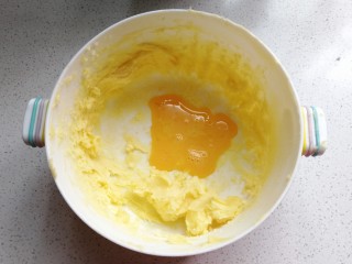 2、爱心果酱夹心饼干,分次加入蛋液搅拌均匀