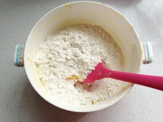 3、爱心果酱夹心饼干,筛入全部低筋面粉