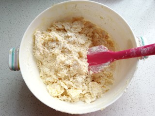 4、爱心果酱夹心饼干,用搅拌刀先拌成絮状