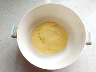 5、爱心果酱夹心饼干,然后再捏成团，成团即可不要过度揉搓