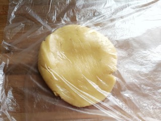 6、爱心果酱夹心饼干,然后把面团装入裱花袋，先用手掌压扁