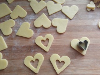 7、爱心果酱夹心饼干,然后再用小号心形模具刻掉中心部分，使其成漏空状