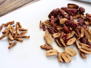 7、秋梨膏,红枣去核，切碎