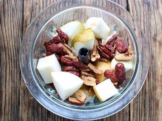 8、秋梨膏,食材放入搅拌机里