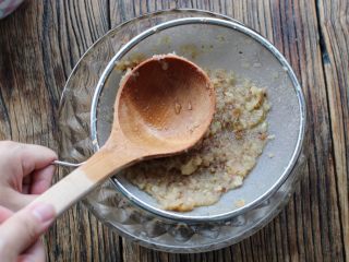 13、秋梨膏,盛出泥放在滤网内，挤压出汁。留取汁，倒掉渣