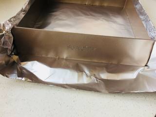 1、抹茶重芝士,先将慕斯圈用锡纸包裹住底部。因为底部要放置消化饼层，所以如果你的锡纸不太厚，那么就包裹两层。