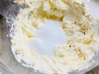 4、抹茶重芝士,奶油奶酪隔水软化后，加入砂糖。