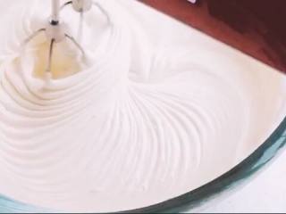 5、抹茶重芝士,用打蛋器打顺滑。