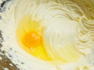 6、抹茶重芝士,分次加入鸡蛋，打顺滑。