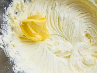 7、抹茶重芝士,加入软化的黄油，一定要是软化的。最好是成泥状