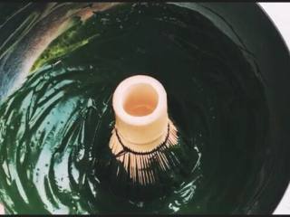 8、抹茶重芝士,抹茶粉用热水冲开，搅拌到没有颗粒。