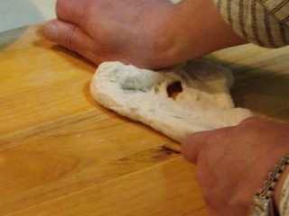 2、意大利披萨饼,后油法合面，所谓的后油法就是，先把除了黄油橄榄油以外的皮料合成面，在操作台上或面板上用手把面向前推和搓的方法。